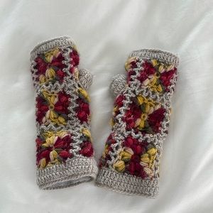 Crochet hand gloves